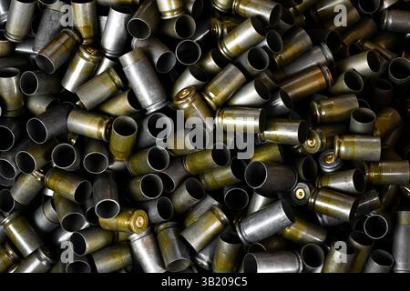 Voll mit abgehängten Schussschalen, militärischer grüner Hintergrund-Nahaufnahme Stockfoto