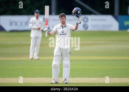 Martin Andersson würdigt die Menge, nachdem er sein Jahrhundert für Derbyshire gegen Middlesex am 26. April 2025 in Derby erreicht hatte Stockfoto