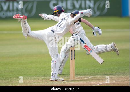 Superman! Middlesex-Wicket-Keeper Jack Davies hält Wicket in Derby, als Derbyshires Martin Andersson am 26. April 2025 für eine Single nach Hause stürmt Stockfoto