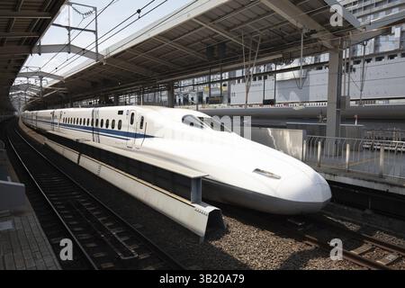 KYOTO, JAPAN - 13. MAI 2019: Ein Hochgeschwindigkeitszug von Shinkansen fährt in Japan an einen Bahnhof Stockfoto