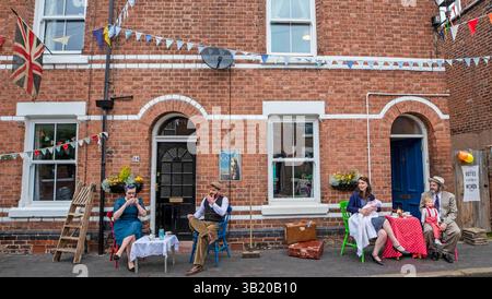 Aktenfoto vom 05/2020 der Bewohner der Cambrian Road in Chester, die sich 1945 in Kleidung verkleidet haben, um eine soziale Distanzierungs-Teeparty anlässlich des 75. Jahrestages des VE Day zu veranstalten. Der 80. Jahrestag des Endes des Zweiten Weltkriegs in Europa ist die erste große Gedenkfeier zum VE-Tag, die in Abwesenheit von Königin Elisabeth II. Abgehalten wurden. Die verstorbene Königin sollte den 75. Jahrestag des VE-Tages 2020 öffentlich leiten, aber die COVID-Pandemie hat Pläne für groß angelegte nationale Feierlichkeiten in persönlicher Form überwunden. Ausgabedatum: Montag, 5. Mai 2025. Stockfoto