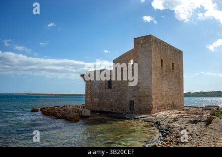 Blick auf den mittelalterlichen Sveva-Turm am Vendicari-Strand, Sizilien, Italien, im Naturschutzgebiet Fauna Observation Stockfoto
