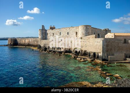 Allgemeiner Blick auf das mittelalterliche Schloss Maniace am Meer in Syrakus, Sizilien, Italien, mit dem smaragdgrünen Meer Stockfoto