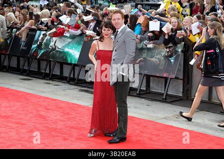 London, Großbritannien. Juli 2011. Helen McCrory und Damien Lewis bei der Uraufführung von Harry Potter and the Deathly Hallows Part 2 am Trafalgar Square in London. (Foto: Fred Duval/SOPA Images/SIPA USA) Credit: SIPA USA/Alamy Live News Stockfoto