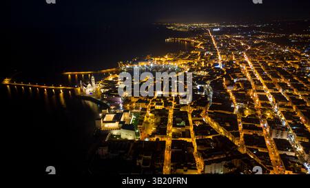 Aus der Vogelperspektive auf die Stadt Trani und die Küste in Apulien mit Drohne bei Sonnenuntergang. Stockfoto