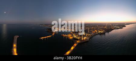Aus der Vogelperspektive auf die Stadt Trani und die Küste in Apulien mit Drohne bei Sonnenuntergang. Stockfoto