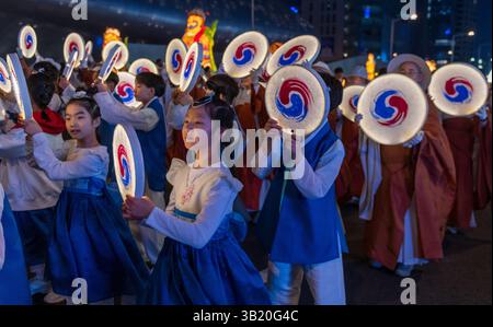 Seoul, Südkorea. April 2025. Buddhisten marschieren mit Laternen während der Parade im Rahmen des „Lotus Lantern Festival“ vor Buddhas Geburtstag in der Innenstadt von Seoul. Etwa 50.000 Menschen marschierten am 26. April, vor Buddhas Geburtstag am 5. Mai, mit etwa 100.000 farbenfrohen Laternen durch die Straßen der Innenstadt von Seoul. Quelle: SOPA Images Limited/Alamy Live News Stockfoto