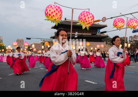 Seoul, Südkorea. April 2025. Buddhisten marschieren mit Laternen während der Parade im Rahmen des „Lotus Lantern Festival“ vor Buddhas Geburtstag in der Innenstadt von Seoul. Etwa 50.000 Menschen marschierten am 26. April, vor Buddhas Geburtstag am 5. Mai, mit etwa 100.000 farbenfrohen Laternen durch die Straßen der Innenstadt von Seoul. Quelle: SOPA Images Limited/Alamy Live News Stockfoto