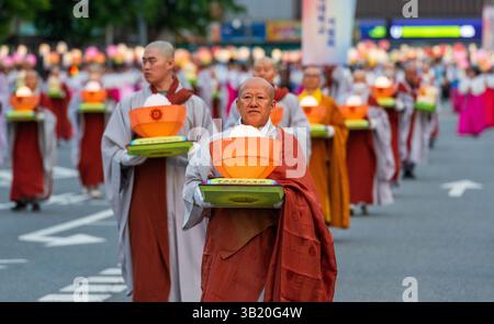 Seoul, Südkorea. April 2025. Buddhistische Mönche marschieren mit Laternen während der Parade im Rahmen des „Lotus Lantern Festival“ vor Buddhas Geburtstag in der Innenstadt von Seoul. Etwa 50.000 Menschen marschierten am 26. April, vor Buddhas Geburtstag am 5. Mai, mit etwa 100.000 farbenfrohen Laternen durch die Straßen der Innenstadt von Seoul. Quelle: SOPA Images Limited/Alamy Live News Stockfoto