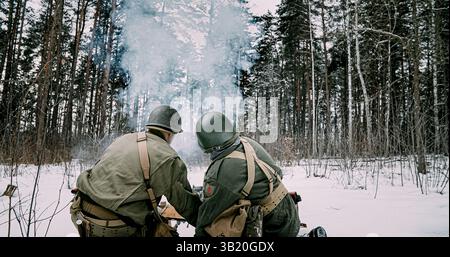 Rückansicht der Reenactoren, die als amerikanische Infanterie-Soldaten gekleidet sind Stockfoto