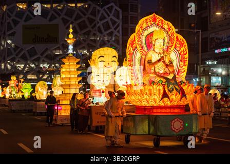 Seoul, Südkorea. April 2025. Riesige Laternen bewegen sich während der Parade als Teil des „Lotus Lantern Festival“ vor Buddhas Geburtstag in der Innenstadt von Seoul. Etwa 50.000 Menschen marschierten am 26. April, vor Buddhas Geburtstag am 5. Mai, mit etwa 100.000 farbenfrohen Laternen durch die Straßen der Innenstadt von Seoul. (Foto: Kim Jae-Hwan/SOPA Images/SIPA USA) Credit: SIPA USA/Alamy Live News Stockfoto