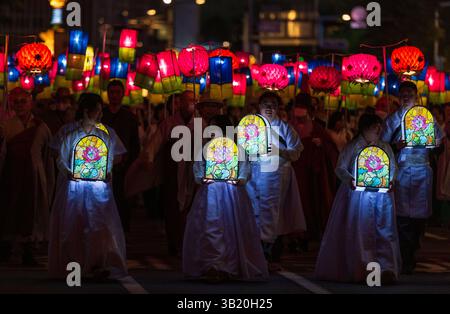 Seoul, Südkorea. April 2025. Buddhisten marschieren mit Laternen während der Parade im Rahmen des „Lotus Lantern Festival“ vor Buddhas Geburtstag in der Innenstadt von Seoul. Etwa 50.000 Menschen marschierten am 26. April, vor Buddhas Geburtstag am 5. Mai, mit etwa 100.000 farbenfrohen Laternen durch die Straßen der Innenstadt von Seoul. (Foto: Kim Jae-Hwan/SOPA Images/SIPA USA) Credit: SIPA USA/Alamy Live News Stockfoto