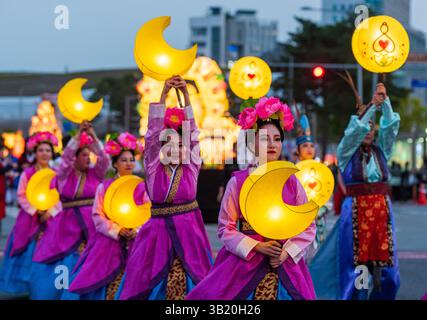 Seoul, Südkorea. April 2025. Buddhisten marschieren mit Laternen während der Parade im Rahmen des „Lotus Lantern Festival“ vor Buddhas Geburtstag in der Innenstadt von Seoul. Etwa 50.000 Menschen marschierten am 26. April, vor Buddhas Geburtstag am 5. Mai, mit etwa 100.000 farbenfrohen Laternen durch die Straßen der Innenstadt von Seoul. (Foto: Kim Jae-Hwan/SOPA Images/SIPA USA) Credit: SIPA USA/Alamy Live News Stockfoto