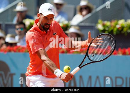 Madrid, Spanien. April 2025. Novak Djokovic (Serbien) spielt gegen Matteo Arnaldi (Italien) während der Mutua Madrid Open 2025, ATP Masters 1000 und WTA 1000, Tennisturnier am 26. April 2025 in Caja Magica in Madrid, Spanien Credit: Independent Photo Agency/Alamy Live News Stockfoto