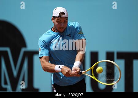 Madrid, Spanien. April 2025. Jan-Lennard Struff aus Deutschland im Kampf gegen Stefanos Tsitsipas aus Griechenland während der Mutua Madrid Open 2025, ATP Masters 1000 und WTA 1000, Tennisturnier am 26. April 2025 in Caja Magica in Madrid, Spanien Credit: Independent Photo Agency/Alamy Live News Stockfoto