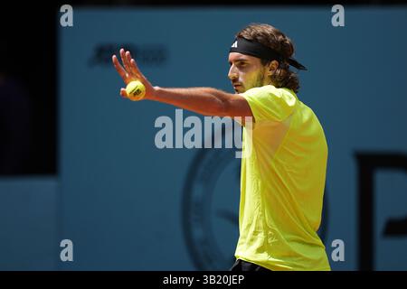 Madrid, Spanien. April 2025. Stefanos Tsitsipas aus Griechenland im Kampf gegen Jan-Lennard Struff aus Deutschland während der Mutua Madrid Open 2025, ATP Masters 1000 und WTA 1000, Tennisturnier am 26. April 2025 in Caja Magica in Madrid, Spanien Credit: Independent Photo Agency/Alamy Live News Stockfoto