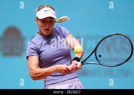 Madrid, Spanien. April 2025. Anna Kalinskaya aus Russland spielt gegen Madison Keys aus den USA während der Mutua Madrid Open 2025, ATP Masters 1000 und WTA 1000, Tennisturnier am 26. April 2025 in Caja Magica in Madrid, Spanien Credit: Independent Photo Agency/Alamy Live News Stockfoto