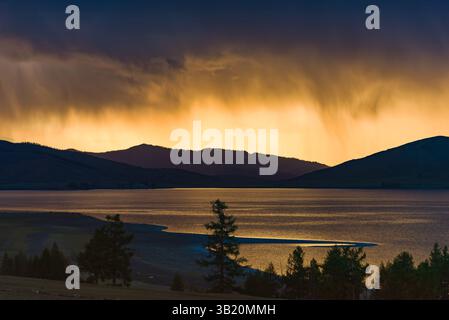 Dramatischer Sonnenuntergang erleuchtet den Zuun Nuur See in der Mongolei Stockfoto