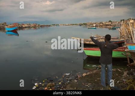 6. September 2007 - Kap Haitian, Haiti - Ein Junge schießt mit seiner selbstgemachten Schleuder einen Stein. (Bild: © Donald Mirra/ZUMApress.com) Stockfoto