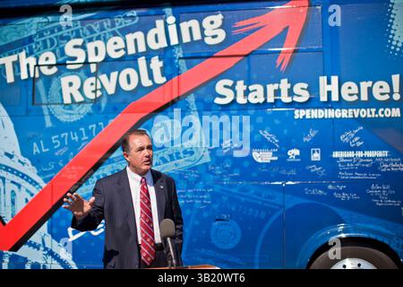 09. August 2010 - Sun City West, Arizona, USA - Kongressabgeordneter TRENT FRANKS (R-AZ) spricht am Montag auf der Veranstaltung „The Buying Revolt Bus“ in Sun City West, Arizona. Franks, ein Haushalts- und Sozialkonservativer, sagte, er habe gegen jeden der Konjunkturgesetze der Regierung gestimmt. Der aufwendende Revolt Bus hielt am Montag in Sun City West, einer Ruhestandgemeinde nordwestlich von Phoenix. Ausgabenrevolt ist eine neue Koalition von Steuerzahlern und Geschäftsinhabern, die sich Sorgen um die Staatsausgaben machen. Der Bus zieht Kandidaten der Republikaner und der Tea Party zu seinen Veranstaltungen an. Der Bus hat Nevada durchquert, Stockfoto