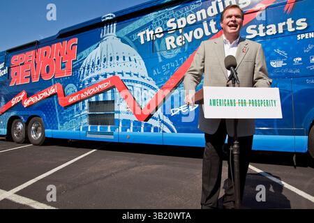 09. August 2010 - Sun City West, Arizona, USA - J.D. HAYWORTH, ehemaliger US-Kongressabgeordneter und Moderator einer rechtsgerichteten Radiosprechshow, spricht während der Haltestelle „The Buying Revolt Bus“ in Sun City West, AZ. Hayworth kandidiert für Arizonas republikanische Vorwahl. Hayworth hofft, aus der Tea Party-Abstimmung Kapital zu schlagen, obwohl die Arizona Tea Party ihn nicht formell unterstützt hat. Der aufwendende Revolt Bus hielt am Montag in Sun City West, einer Ruhestandgemeinde nordwestlich von Phoenix. Ausgabenrevolt ist eine neue Koalition von Steuerzahlern und Geschäftsinhabern, die sich Sorgen um die Staatsausgaben machen. Der Bus zieht Republikaner und an Stockfoto