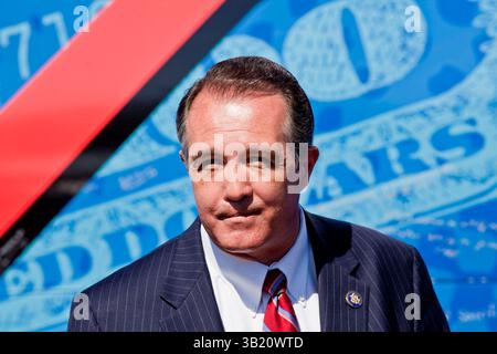 09. August 2010 - Sun City West, Arizona, USA - Kongressabgeordneter TRENT FRANKS (R-AZ) spricht am Montag auf der Veranstaltung „The Buying Revolt Bus“ in Sun City West, Arizona. Franks, ein Haushalts- und Sozialkonservativer, sagte, er habe gegen jeden der Konjunkturgesetze der Regierung gestimmt. Der aufwendende Revolt Bus hielt am Montag in Sun City West, einer Ruhestandgemeinde nordwestlich von Phoenix. Ausgabenrevolt ist eine neue Koalition von Steuerzahlern und Geschäftsinhabern, die sich Sorgen um die Staatsausgaben machen. Der Bus zieht Kandidaten der Republikaner und der Tea Party zu seinen Veranstaltungen an. Der Bus hat Nevada durchquert, Stockfoto