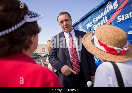 09. August 2010 - Sun City West, Arizona, USA - Kongressabgeordneter TRENT FRANKS (R-AZ) spricht am Montag mit Menschen aus seinem Bezirk bei der Ausgabe Revolt Bus-Veranstaltung in Sun City West, Arizona. Franks, ein Haushalts- und Sozialkonservativer, sagte, er habe gegen jeden der Konjunkturgesetze der Regierung gestimmt. Der Pensionierungs-Revolt-Bus hält in Sun City West, einer Ruhestandgemeinde nordwestlich von Phoenix. Ausgabenrevolt ist eine neue Koalition von Steuerzahlern und Geschäftsinhabern, die sich Sorgen um die Staatsausgaben machen. Der Bus zieht Kandidaten der Republikaner und der Tea Party zu seinen Veranstaltungen an. Der Bus Stockfoto