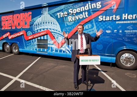 09. August 2010 - Sun City West, Arizona, USA - Kongressabgeordneter TRENT FRANKS (R-AZ) spricht am Montag auf der Veranstaltung „The Buying Revolt Bus“ in Sun City West, Arizona. Franks, ein Haushalts- und Sozialkonservativer, sagte, er habe gegen jeden der Konjunkturgesetze der Regierung gestimmt. Der aufwendende Revolt Bus hielt am Montag in Sun City West, einer Ruhestandgemeinde nordwestlich von Phoenix. Ausgabenrevolt ist eine neue Koalition von Steuerzahlern und Geschäftsinhabern, die sich Sorgen um die Staatsausgaben machen. Der Bus zieht Kandidaten der Republikaner und der Tea Party zu seinen Veranstaltungen an. Der Bus hat Nevada durchquert, Stockfoto