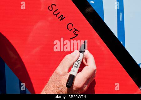 August 2010 - Sun City West, Arizona, USA - die Leute unterzeichnen den Spenden Revolt Bus in Sun City West. Der aufwendende Revolt Bus hielt am Montag in Sun City West, einer Ruhestandgemeinde nordwestlich von Phoenix. Ausgabenrevolt ist eine neue Koalition von Steuerzahlern und Geschäftsinhabern, die sich Sorgen um die Staatsausgaben machen. Der Bus zieht Kandidaten der Republikaner und der Tea Party zu seinen Veranstaltungen an. Der Bus hat Nevada, Kalifornien und Arizona durchquert und fährt Richtung Osten nach Washington DC (Bild: © Jack Kurtz/ZUMApress.com). Stockfoto