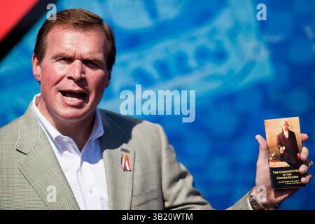 09. August 2010 - Sun City West, Arizona, USA - J.D. HAYWORTH, ehemaliger US-Kongressabgeordneter und Moderator einer rechtsgerichteten Radiosprechshow, spricht während der Haltestelle „The Buying Revolt Bus“ in Sun City West, AZ. Hayworth kandidiert für Arizonas republikanische Vorwahl. Hayworth hofft, aus der Tea Party-Abstimmung Kapital zu schlagen, obwohl die Arizona Tea Party ihn nicht formell unterstützt hat. Der aufwendende Revolt Bus hielt am Montag in Sun City West, einer Ruhestandgemeinde nordwestlich von Phoenix. Ausgabenrevolt ist eine neue Koalition von Steuerzahlern und Geschäftsinhabern, die sich Sorgen um die Staatsausgaben machen. Der Bus zieht Republikaner und an Stockfoto