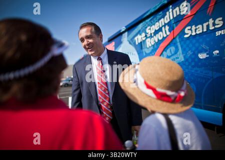 09. August 2010 - Sun City West, Arizona, USA - Kongressabgeordneter TRENT FRANKS (R-AZ) spricht am Montag mit Menschen aus seinem Bezirk bei der Ausgabe Revolt Bus-Veranstaltung in Sun City West, Arizona. Franks, ein Haushalts- und Sozialkonservativer, sagte, er habe gegen jeden der Konjunkturgesetze der Regierung gestimmt. Der Pensionierungs-Revolt-Bus hält in Sun City West, einer Ruhestandgemeinde nordwestlich von Phoenix. Ausgabenrevolt ist eine neue Koalition von Steuerzahlern und Geschäftsinhabern, die sich Sorgen um die Staatsausgaben machen. Der Bus zieht Kandidaten der Republikaner und der Tea Party zu seinen Veranstaltungen an. Der Bus Stockfoto