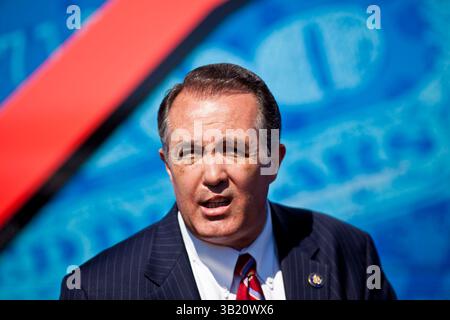 09. August 2010 - Sun City West, Arizona, USA - Kongressabgeordneter TRENT FRANKS (R-AZ) spricht am Montag auf der Veranstaltung „The Buying Revolt Bus“ in Sun City West, Arizona. Franks, ein Haushalts- und Sozialkonservativer, sagte, er habe gegen jeden der Konjunkturgesetze der Regierung gestimmt. Der aufwendende Revolt Bus hielt am Montag in Sun City West, einer Ruhestandgemeinde nordwestlich von Phoenix. Ausgabenrevolt ist eine neue Koalition von Steuerzahlern und Geschäftsinhabern, die sich Sorgen um die Staatsausgaben machen. Der Bus zieht Kandidaten der Republikaner und der Tea Party zu seinen Veranstaltungen an. Der Bus hat Nevada durchquert, Stockfoto