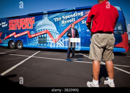 09. August 2010 - Sun City West, Arizona, USA - Kongressabgeordneter TRENT FRANKS (R-AZ) spricht am Montag auf der Veranstaltung „The Buying Revolt Bus“ in Sun City West, Arizona. Franks, ein Haushalts- und Sozialkonservativer, sagte, er habe gegen jeden der Konjunkturgesetze der Regierung gestimmt. Der aufwendende Revolt Bus hielt am Montag in Sun City West, einer Ruhestandgemeinde nordwestlich von Phoenix. Ausgabenrevolt ist eine neue Koalition von Steuerzahlern und Geschäftsinhabern, die sich Sorgen um die Staatsausgaben machen. Der Bus zieht Kandidaten der Republikaner und der Tea Party zu seinen Veranstaltungen an. Der Bus hat Nevada durchquert, Stockfoto