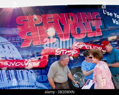 09. August 2010 - Sun City West, Arizona, USA - Einwohner in der Nähe des Buusses „The Buying Revolt“, der in Sun City West, einer Ruhestandsgemeinde nordwestlich von Phoenix, hielt. Ausgabenrevolt ist eine neue Koalition von Steuerzahlern und Geschäftsinhabern, die sich Sorgen um die Staatsausgaben machen. Der Bus zieht Kandidaten der Republikaner und der Tea Party zu seinen Veranstaltungen an. Der Bus hat Nevada, Kalifornien und Arizona durchquert und fährt Richtung Osten nach Washington DC (Bild: © Jack Kurtz/ZUMApress.com). Stockfoto
