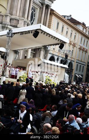 2. Mai 2010 - Turin, Italien - Freiwillige, die sich um Pilger kümmern, werden während der Messe, die von Papst Benedikt XVI. Besucht wird, deaktiviert. Das Turiner Grabtuch (oder Turiner Grabtuch) ist ein Leinentuch, das das Bild eines Mannes trägt, der anscheinend körperliches Trauma erlitten hat, in einer Weise, die mit der Kreuzigung übereinstimmt. Sie befindet sich in der königlichen Kapelle der Kathedrale des Heiligen Johannes des Täufers in Turin, Norditalien. Die Ursprünge des Grabtuchs und sein Bild sind Gegenstand intensiver Debatten unter Wissenschaftlern, Theologen, Historikern und Forschern. Manche behaupten, dass das Grabtuch das Tuch ist, das auf den Leib Jesu Christi gelegt wurde Stockfoto