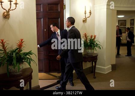 23. Juli 2010 - Washington, District of Columbia, USA - Präsident BARACK OBAMA betritt den Roosevelt Room des Weißen Hauses, um der Presse eine Erklärung über die Wirtschaft zu geben. Der stellvertretende Direktor der Oval Office Operations BRIAN MOSTELLER hält dem Präsidenten die Tür offen. (Kreditbild: © Pete Souza/das Weiße Haus/ZUMApress.com) Stockfoto