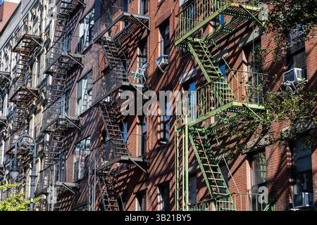 Typische New Yorker Wohnhäuser aus Brownstone mit einer Feuertreppe auf der Außenseite Stockfoto