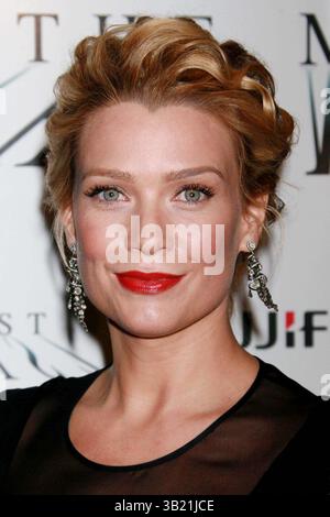 12. November 2007 – New York, New York, USA – LAURIE HOLDEN KOMMT AM 11. Dezember 2007 ZUR PREMIERE DES NEBELS IM ZIEGFELD THEATER IN NEW YORK. / 2007..K55553HMC(Bild: © Henry McGee/Globe Photos/ZUMAPRESS.com) Stockfoto