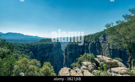 Malerischer Blick auf den Tazı Canyon im Köprülü Canyon Nationalpark in der Nähe von Antalya, Türkei. Ein atemberaubendes Beispiel für unberührte Natur und dramatische Kap Stockfoto