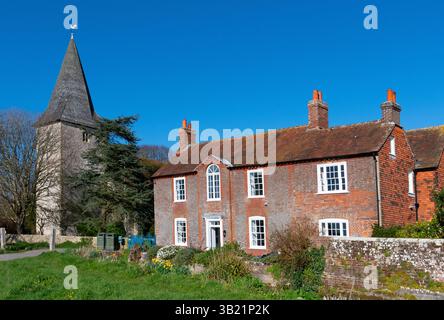 Szene von Bosham mit der Heiligen Dreifaltigkeitskirche. Bosham gilt als Geburtsort und Begräbnisstätte des letzten sächsischen Königs – Harold II. (1066 berühmt) Stockfoto
