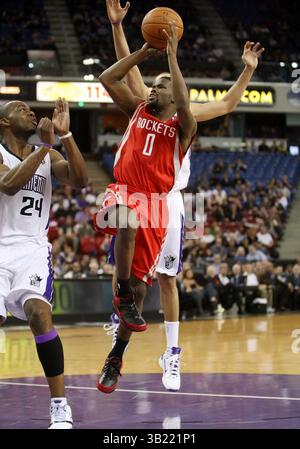 19. Dezember 2010: #0 Aaron Brooks von den Houston Rockets fährt zum Korb und schießt den Ball gegen die Sacramento Kings. Die Rockets besiegten die Kings 102-93 in der Arco Arena in Sacramento, Kalifornien. (Bild: © Greg Ashman/Cal Sport Media/ZUMAPRESS.com) Stockfoto
