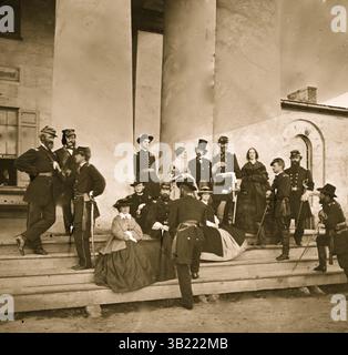 1863: Arlington, VA, USA: General Samuel P. Heintzelman und Mitarbeiter des Arlington House. (Mathew B. Brady, der Fotograf wird in einem Hut gezeigt). (Kreditbild: © BuyEnlarge/ZUMAPRESS.com) Stockfoto