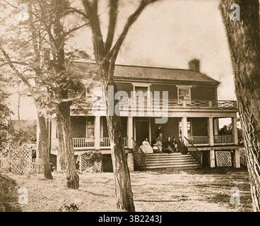 1865 – Appomattox, VA, USA – Appomattox Court House, Virginia. McLean House - Arlington, Virginia (Umgebung). General Samuel P. Heintzelman und Mitarbeiter von Arlington House. (Mathew B. Brady, der Fotograf wird in einem Hut gezeigt) (Credit Image: © BuyEnlarge/ZUMAPRESS.com) Stockfoto