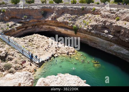 Maskat Governorate, Oman - 3. April 2025: Das Bimmah Sinkhole ist eine wassergefüllte Senke im Kalkstein des östlichen Maskat Go Stockfoto