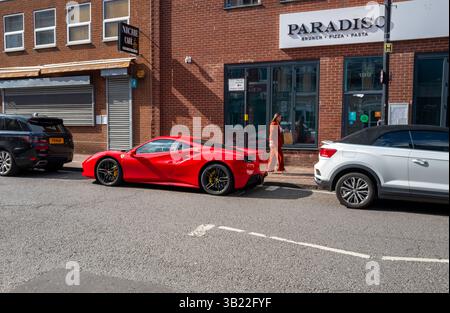 Der Ferrari 488 Pista Sportwagen parkte in einer Seitenstraße in Birmingham, England. Stockfoto