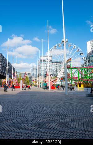 Vergnügungsfahrten, großes Rad, Helter-Skelter im Centenary Square Birmingham City Centre. Stockfoto
