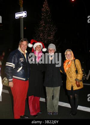 Dezember 2004 - New York, New York, USA - K40744WR. DAS 60. JÄHRLICHE WEIHNACHTSBAUMBELEUCHTUNG UND WEIHNACHTSLIEDER DER PARK AVENUE. DIE BACKSTEINKIRCHE 91ST NEW YORK NEW YORK 12-05-2004. WILLIAM REGAN-(Bild: © William Reagan/Globe Photos/ZUMAPRESS.com) Stockfoto