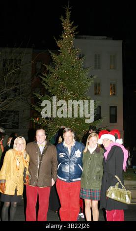 Dezember 2004 - New York, New York, USA - K40744WR. DAS 60. JÄHRLICHE WEIHNACHTSBAUMBELEUCHTUNG UND WEIHNACHTSLIEDER DER PARK AVENUE. DIE BACKSTEINKIRCHE 91ST NEW YORK NEW YORK 12-05-2004. WILLIAM REGAN-(Bild: © William Reagan/Globe Photos/ZUMAPRESS.com) Stockfoto