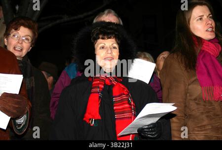 Dezember 2004 - New York, New York, USA - K40744WR. DAS 60. JÄHRLICHE WEIHNACHTSBAUMBELEUCHTUNG UND WEIHNACHTSLIEDER DER PARK AVENUE. DIE BACKSTEINKIRCHE 91ST NEW YORK NEW YORK 12-05-2004. WILLIAM REGAN- CHRISTMAS CAROLERS(Kreditbild: © William Reagan/Globe Photos/ZUMAPRESS.com) Stockfoto