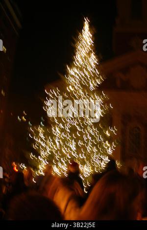 Dezember 2004 - New York, New York, USA - K40744WR. DAS 60. JÄHRLICHE WEIHNACHTSBAUMBELEUCHTUNG UND WEIHNACHTSLIEDER DER PARK AVENUE. DIE BACKSTEINKIRCHE 91ST NEW YORK NEW YORK 12-05-2004. WILLIAM REGAN-(Bild: © William Reagan/Globe Photos/ZUMAPRESS.com) Stockfoto